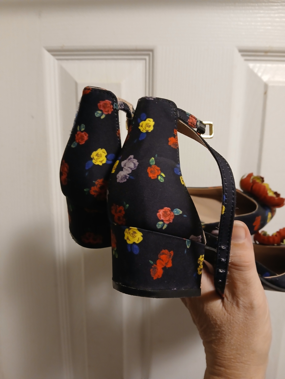 Betsey Johnson Black Floral Pointed-Toe Ankle-Strap Flats Yellow Flower Sz.8M - Picture 4 of 8